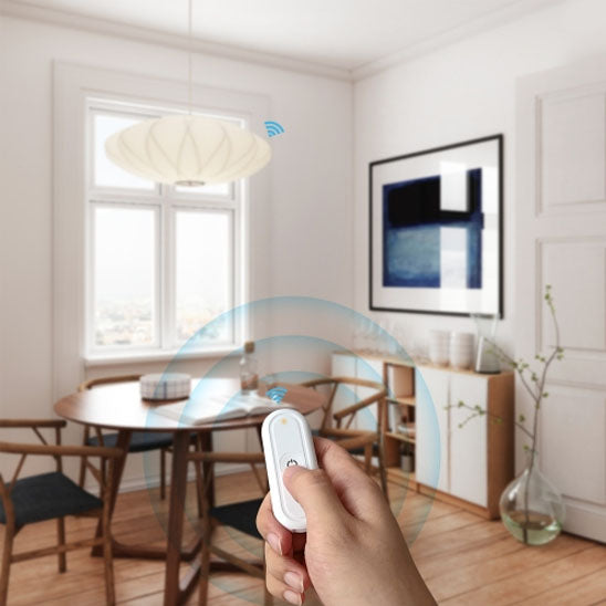 main appuyant sur interrupteur connecte blanc dans le salon , commande éclairage.