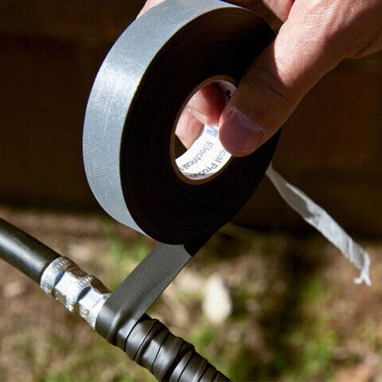 main enroule Ruban adhesif noir autour flexible