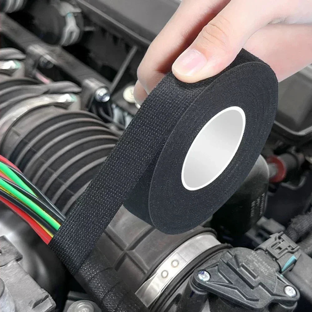 main enroule rouleau Ruban adhesif noir , moteur sous capot , faisseau fils electriques multicolors