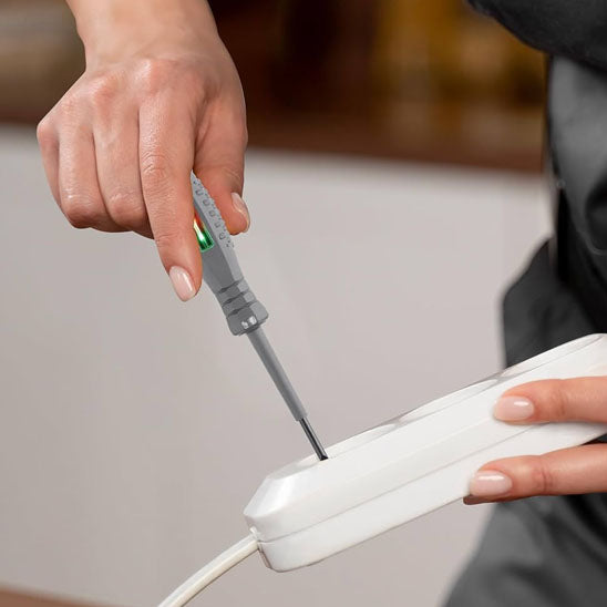 main de femme teste prises electriques blanche Tournevis stylo électrique