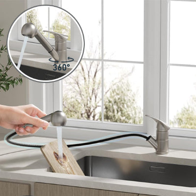 main de femme tient tete extractable du robinet cuisine,360°