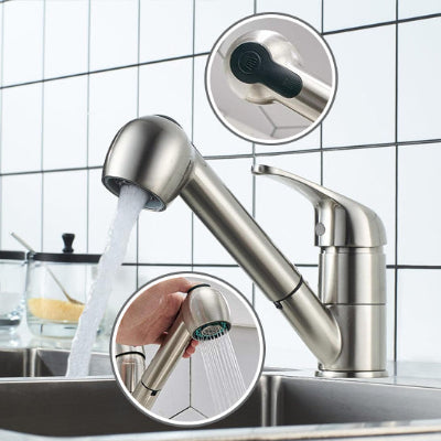 main de femme tient tete extractable du robinet cuisine