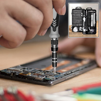 main d'un homme tient Tournevis 115 en 1  et repare smartphone , kit noir de tournevis