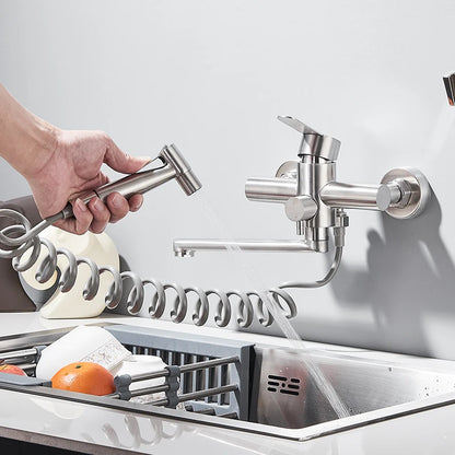 Main lave avec douchette du Robinet de cuisine nickel en mode jet d'eau la vaisselle dans l'évier