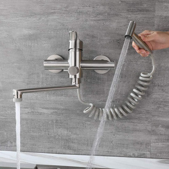 Main lave avec douchette du Robinet de cuisine nickel en mode jet d'eau