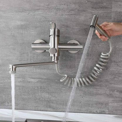 Main lave avec douchette du Robinet de cuisine nickel en mode jet d'eau