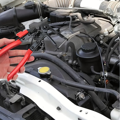 main mecanicien serre durite avec Pince de serrage a poignee rouge , capot voiture ouvert