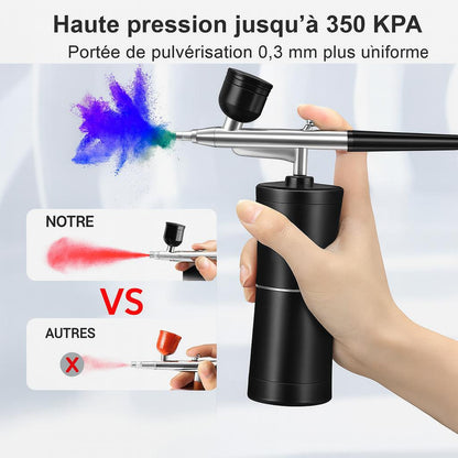 main peint avec Pistolet peinture noir , jet peinture violet-bleue