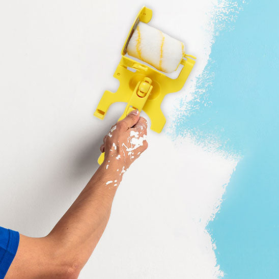 main-peint-avec-Rouleau-peinture-jaune-un-mur-en-bleu