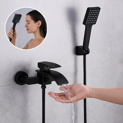 main sous eau du robinet coulant , douchette robinet de Mitigeur baignoire noir .Femme tiens douchette noire du mitigeur baignoire