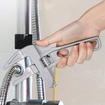 main tenant CLE A molette argentee  serrant raccord de douche