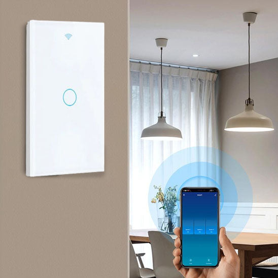 main tenant smartphone bleu pour commander lumieres avec interrupteur blanc dans salon