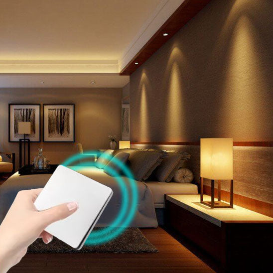 main tiens Interrupteur connecté sans fil ,blanc devant le lit, illumine la chambre à coucher , appliques allumées
