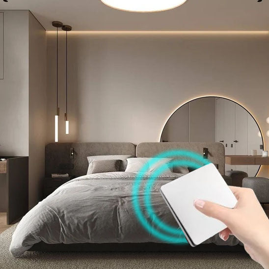 main tiens Interrupteur connecté sans fil ,blanc devant le lit, illumine la chambre à coucher 