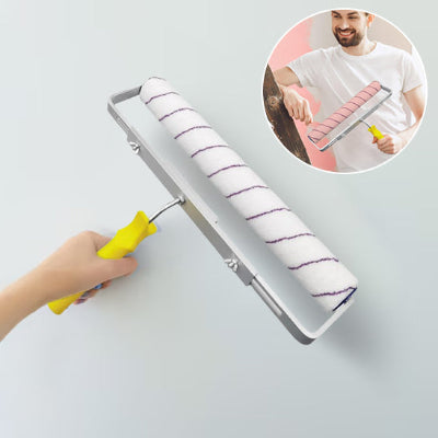 main tiens rouleau peinture blanc ,poignée jaune, à coté homme souriant , barbu tiens rouleau penture rose
