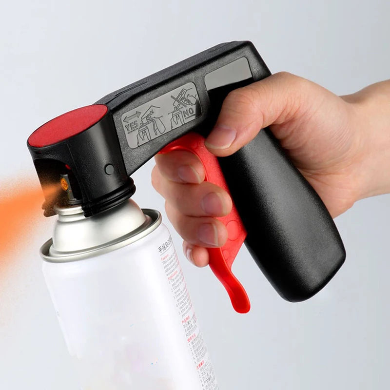 main tient Pistolet peinture noir, gachette rouge, jet peinture orange