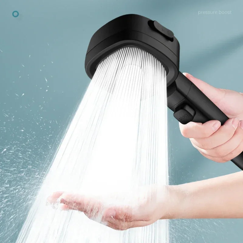 main tient Pommeau de douche noir ,main sous jet mixte, salle de bain verte