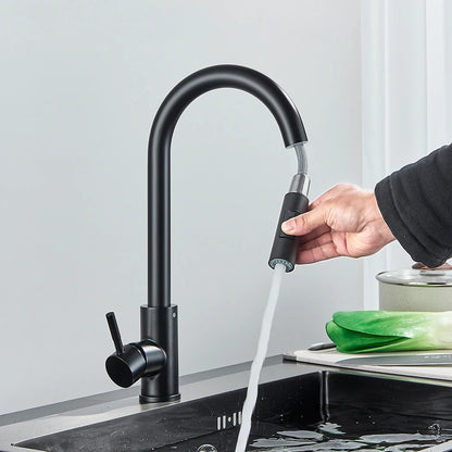 Main d'homme tient le Robinet cuisine noir, rempli évier 