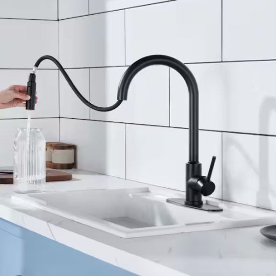 Main tient Robinet cuisine noir extractible rempli bouteille