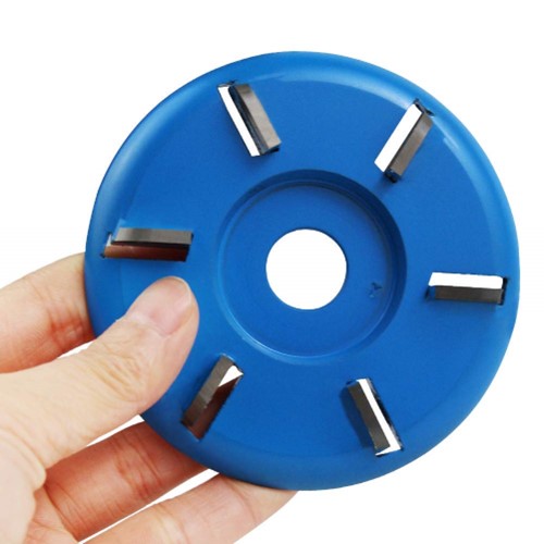 main tient  disque sculpture bois  bleus six dents