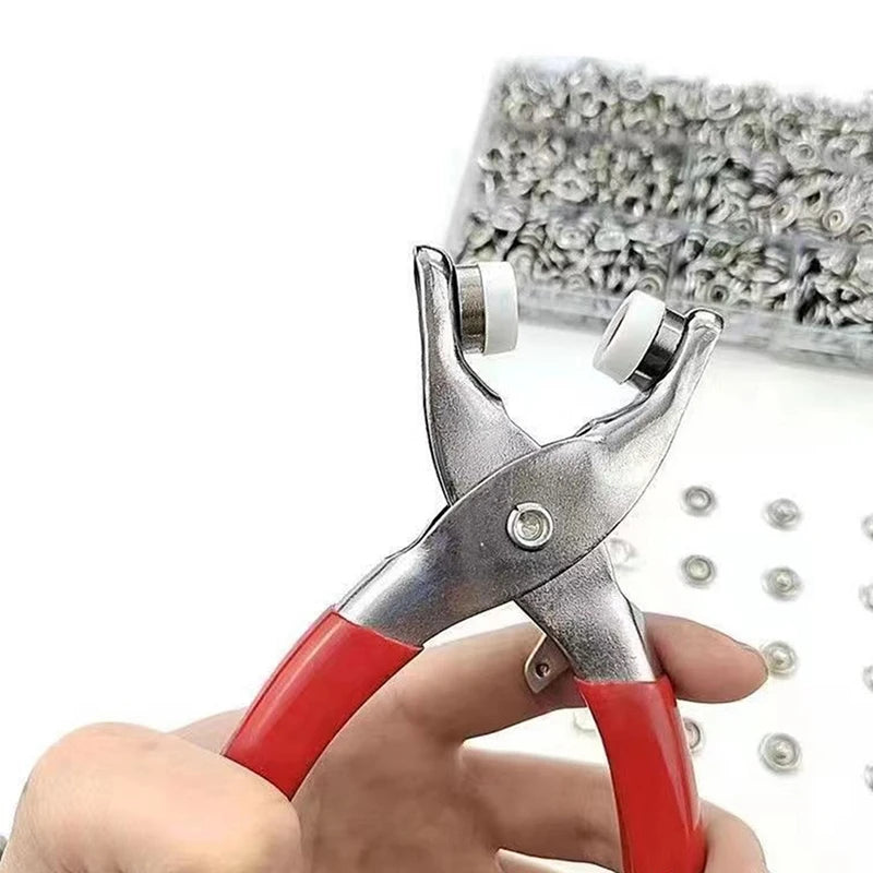 main tient pince à bouton pression à poignée rouge  et lot de boutons