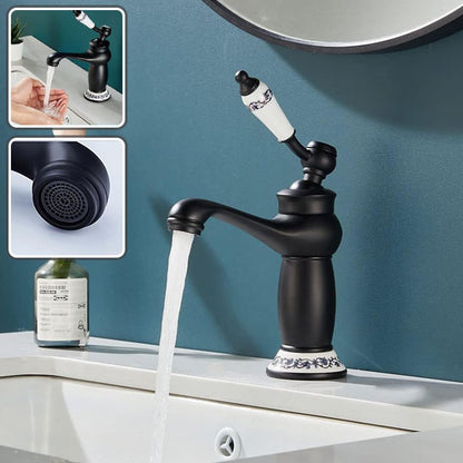 Mains se  lavent sous Robinet salle de bain noir antique eau coule dans lavabo blanc ,mur bleu