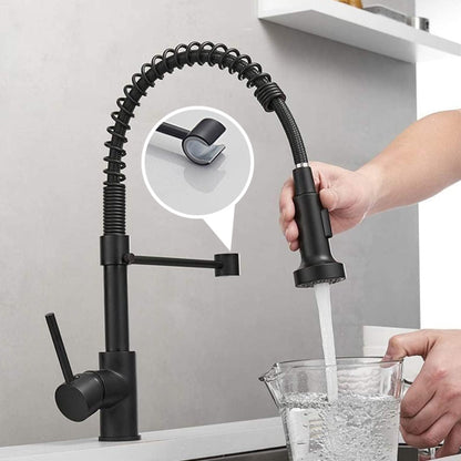 Mains tiennent Robinet cuisine noir qui coule dans la tasse