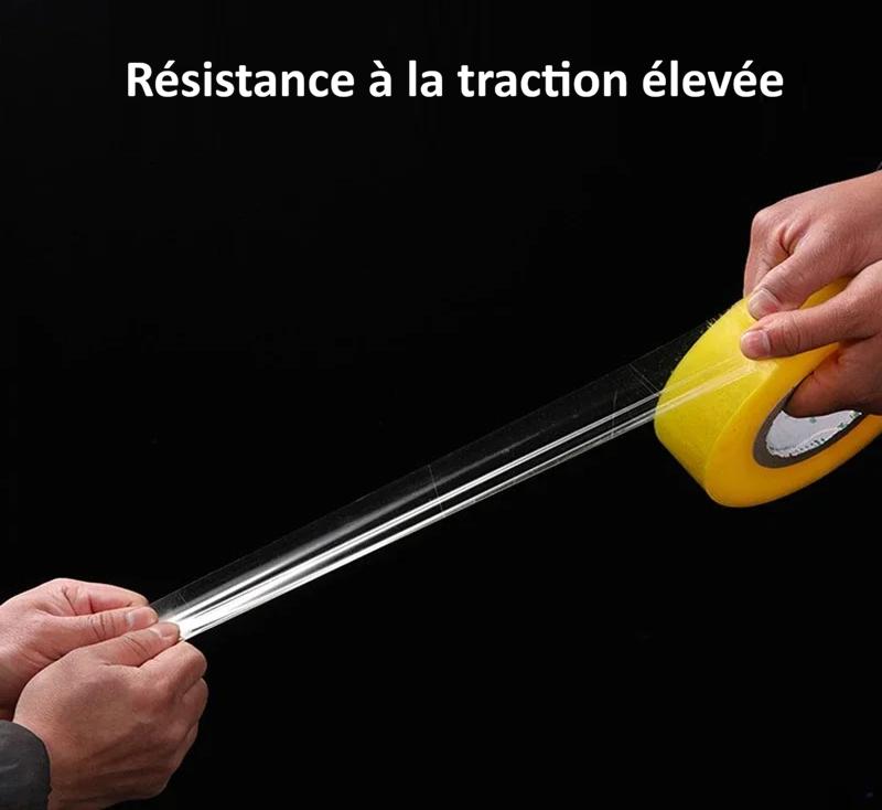 mains tirent sur rouleau ruban adhesif jaune