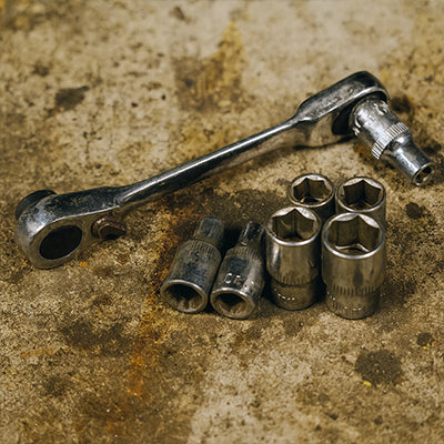 mini CLE A cliquet avec plusieurs douilles par terre