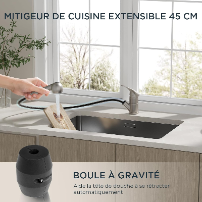 mitigeur de cuisine extensible ,main de femme tient tete extractable du robinet cuisine, boule à gravité