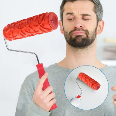 peintre tient Rouleau peinture décoratif rouge à motifs pour créer des textures murales