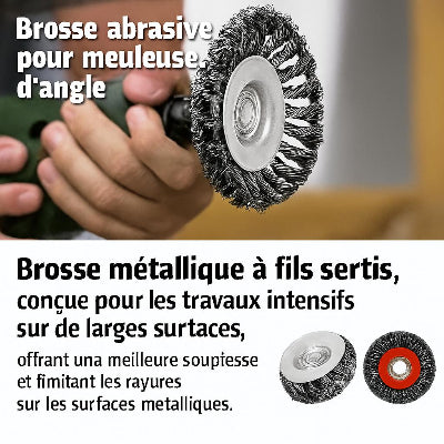 personne tient Brosse metallique rouge pour perceuse, deux brosses metalliques a fils sertis