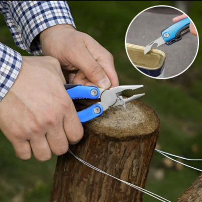 Pince multifonction 13 en 1 bleue tenue en main avec étui de ceinture pour camping et randonnée