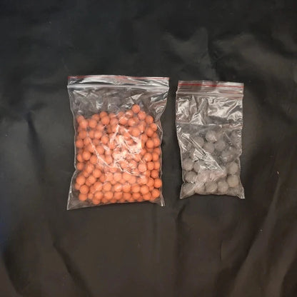 pommeau de douche , deux sachets granule couleurs marron oranges