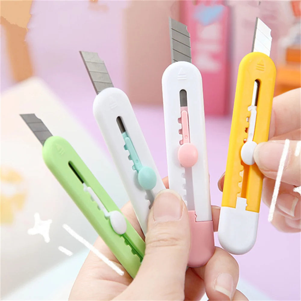 quatre mini cutter animal, verts, blancs et jaune tenus par deux mains