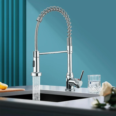 Robinet cuisine argente, verre à eau et morceau de citron jaune dans la cuisine bleue 