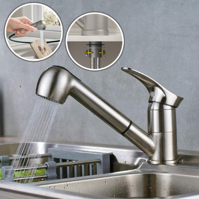 robinet cuisine  extractable coule dans evier ,main de femme tient tete extractable du robinet cuisine