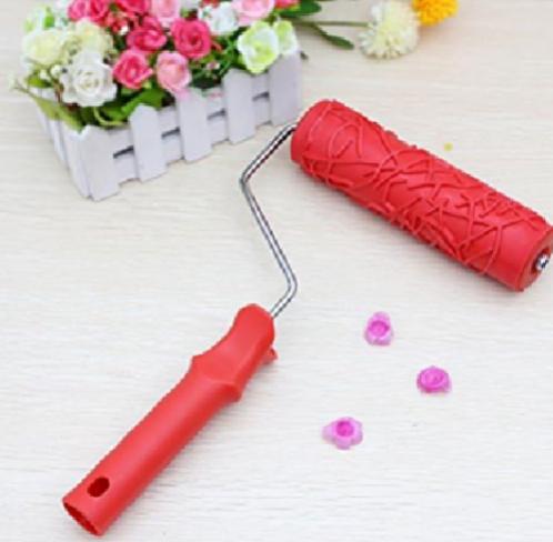Rouleau peinture décoratif rouge à motifs pour créer des textures murales, panier de fleurs