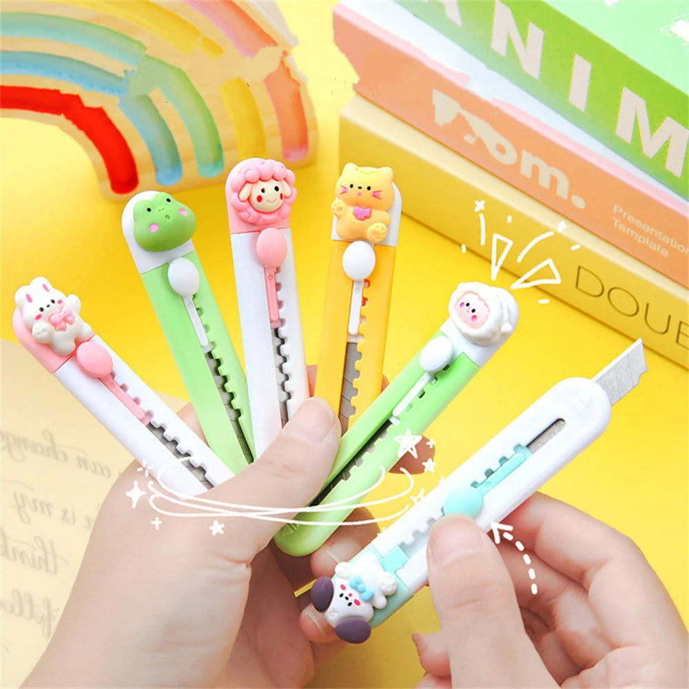 Six mini cutter animal, verts, blancs et jaune tenus par deux mains