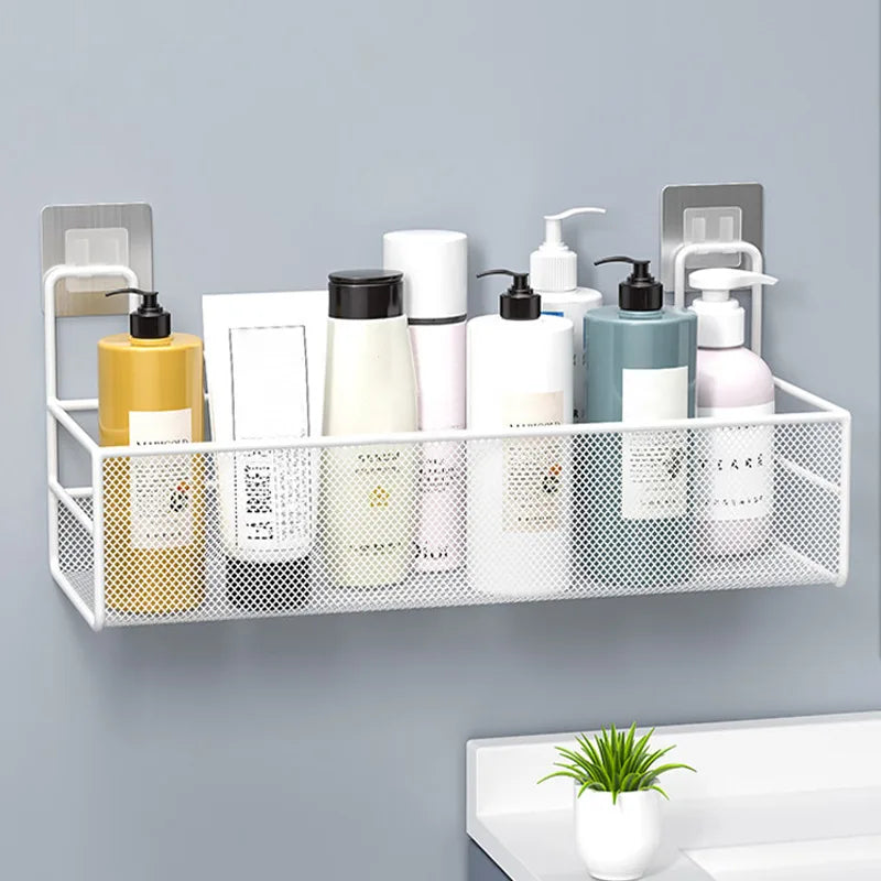 Étagère blanche remplie de shampoing, de gel douche dans la salle de bain ,plante verte sur lavabo