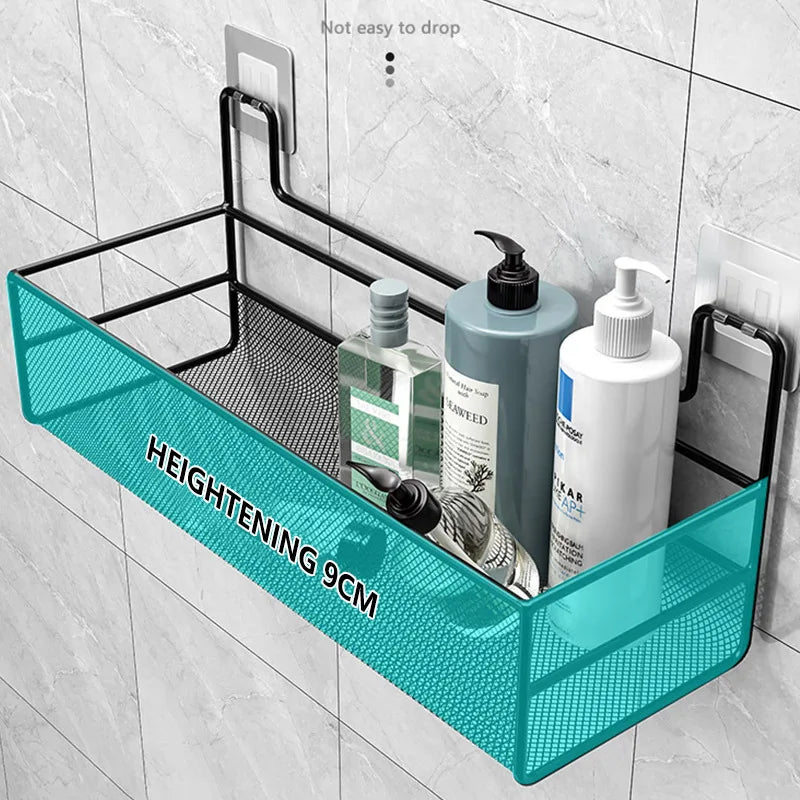 Étagère bleue remplie de shampoing et gel douche dans salle de bain blanche
