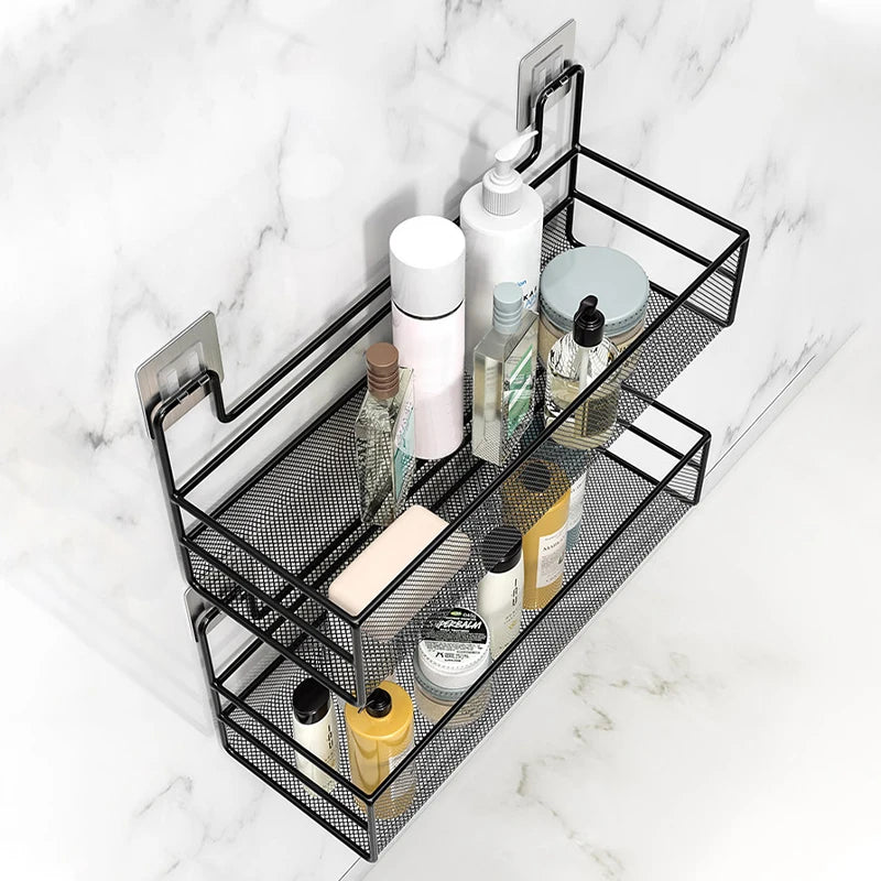 Étagère noires remplies de bouteilles de shampoing,  de gel dans la salle de bain blanche