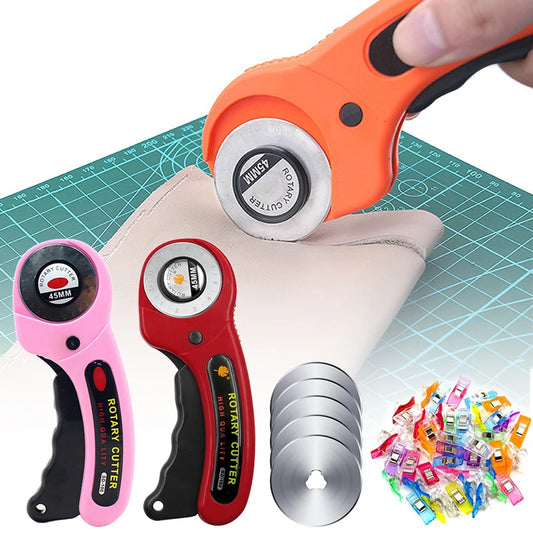 Trois Cutter rotatif orange, rouge et rose, coupe tissu blanc, cinq lames