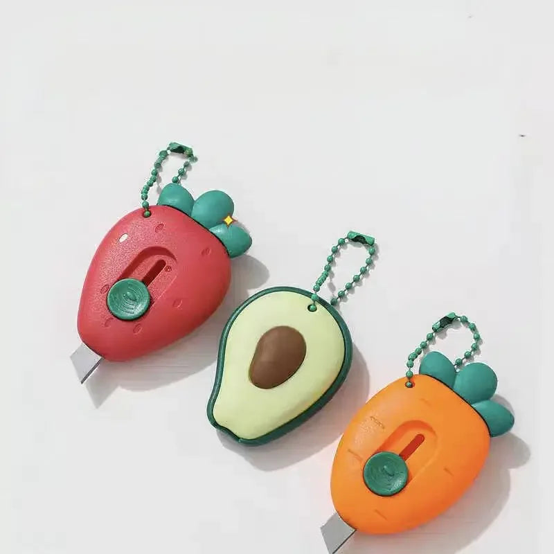 Trois porte-clés, cutters forme fraise, avocat et carotte 