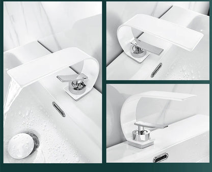 trois robinet salle de bain blanc, eau coule dans le lavabo blanc