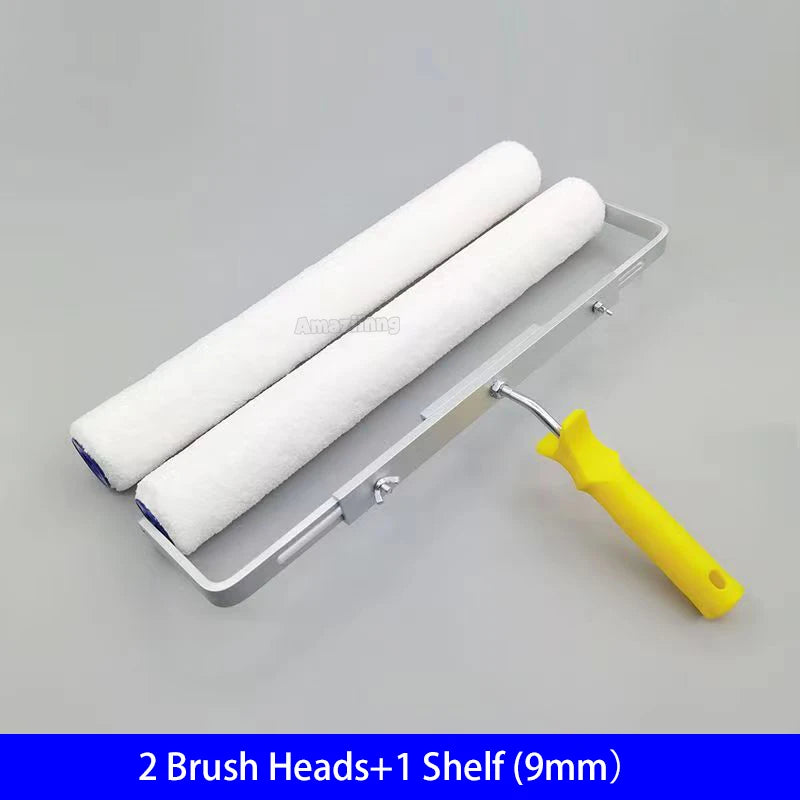 une brosse et un Rouleau peinture à poils courts à poignee jaune