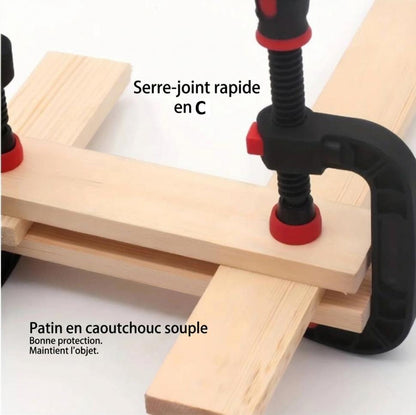 Mise en situation d'un serre-joint en G rapide maintenant deux pièces de bois avec des patins de protection souples